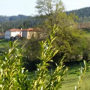 https://ferme-des-entremains.hotels-rhonealpes.com